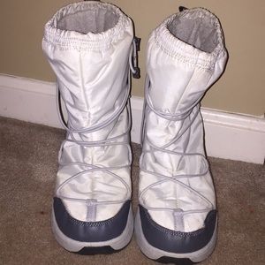 Snow boots